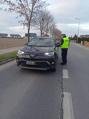 Policjanci kontrolują trzeźwość kierujących pojazdami