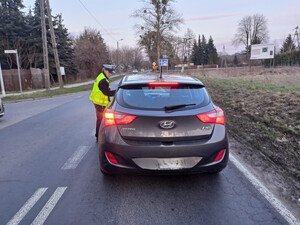 Policjanci kontrolują trzeźwość kierujących pojazdami