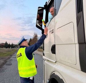Policjanci kontrolują trzeźwość kierujących pojazdami