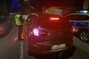 Policjanci kontrolują trzeźwość kierujących pojazdami