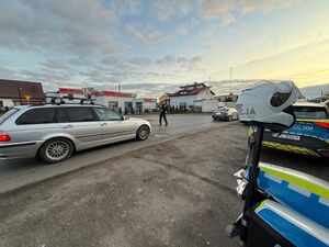 Policjanci kontrolują trzeźwość kierujących pojazdami