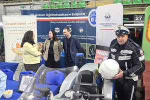 Policjanci i pracownicy policji na stanowisku doborowym