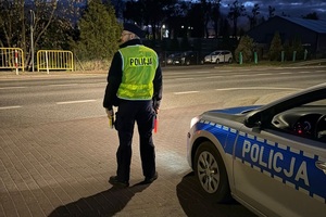 Policjanci ruchu ruchu drogowego kontrolują uczestników ruchu