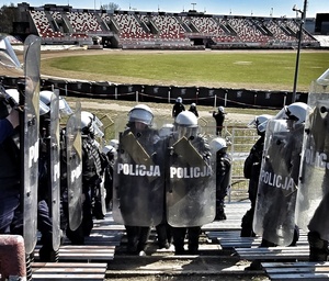 policjanci realizują ćwiczenia na stadionie