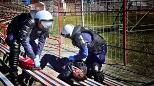 policjanci realizują ćwiczenia na stadionie