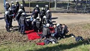 policjanci realizują ćwiczenia na stadionie