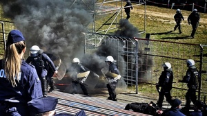 policjanci realizują ćwiczenia na stadionie