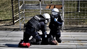 policjanci realizują ćwiczenia na stadionie