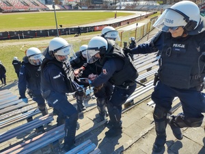 policjanci realizują ćwiczenia na stadionie