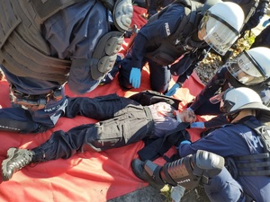 policjanci realizują ćwiczenia na stadionie