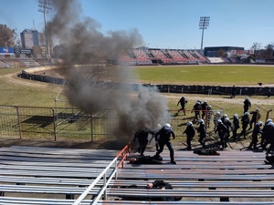policjanci realizują ćwiczenia na stadionie
