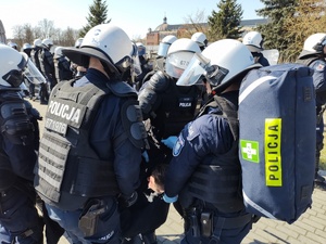 policjanci realizują ćwiczenia na stadionie