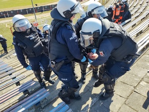 policjanci realizują ćwiczenia na stadionie