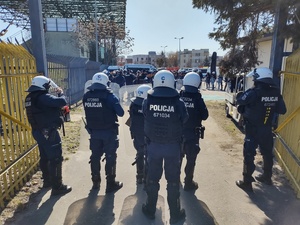 policjanci realizują ćwiczenia na stadionie