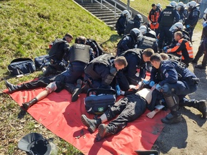 policjanci realizują ćwiczenia na stadionie