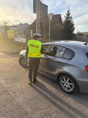 policjant kontroluje kierowcę w pojeździe