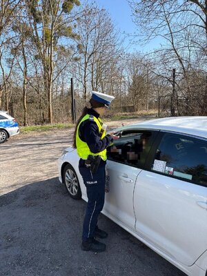 policjant kontroluje kierowcę w pojeździe