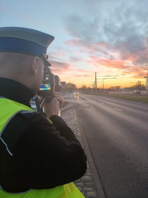 policjant kontroluje kierowcę w pojeździe