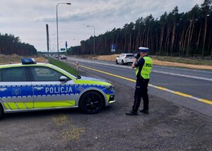 policjant mierzy prędkość radarem
