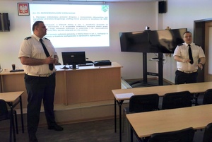 Funkcjonariusze Inspekcji Transportu Drogowego prowadzą szkolenie dla policjantów ruchu drogowego