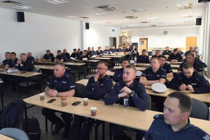 Funkcjonariusze Inspekcji Transportu Drogowego prowadzą szkolenie dla policjantów ruchu drogowego