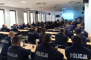Funkcjonariusze Inspekcji Transportu Drogowego prowadzą szkolenie dla policjantów ruchu drogowego