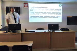 Funkcjonariusze Inspekcji Transportu Drogowego prowadzą szkolenie dla policjantów ruchu drogowego