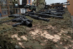 Policjanci SPKP prezentują sprzęt uczestnikom spotkania