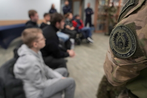 Policjanci SPKP prezentują sprzęt uczestnikom spotkania