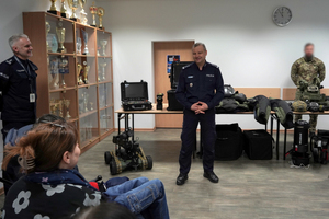 Zastępca Komendanta Wojewódzkiego Policji w Bydgoszczy wita uczestników spotkania