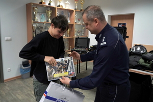 Zastępca Komendanta wojewódzkiego Policji w Bydgoszczy wręcza zwycięscy złoty bilet