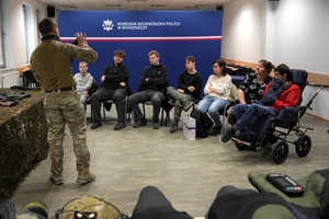 Policjanci SPKP prezentują sprzęt uczestnikom spotkania