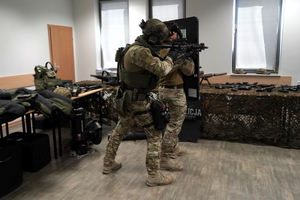 Policjanci SPKP prezentują sprzęt uczestnikom spotkania