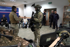 Policjanci SPKP prezentują sprzęt uczestnikom spotkania