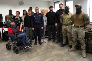 Wspólne zdjęcie policjantów z uczestnikami spotkania