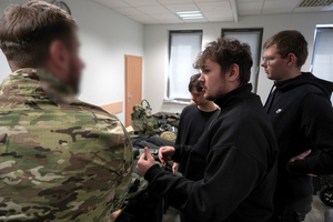 Policjanci SPKP prezentują sprzęt uczestnikom spotkania