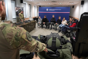 Policjanci SPKP prezentują sprzęt uczestnikom spotkania