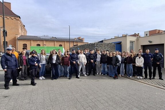 uczniowie i policjanci pozują do zdjęcia
