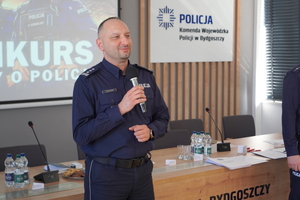 Komendant przemawia do uczniów