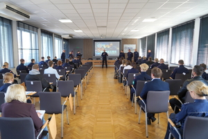 Komendant przemawia do uczniów