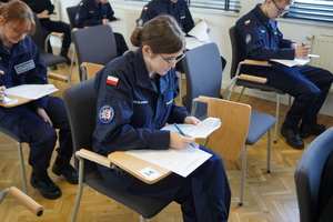 uczniowie siedzą i rozwiązują test