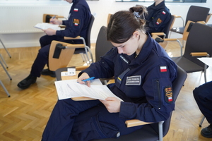 uczniowie siedzą i rozwiązują test