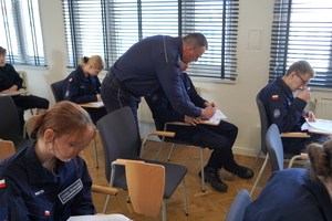 uczniowie siedzą i rozwiązują test