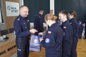 Komendant gratuluje uczniom