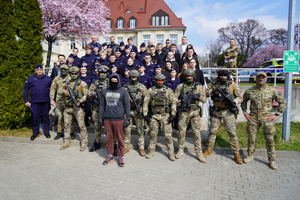 wspólne zdjęcie uczniów z kontrterrorystami