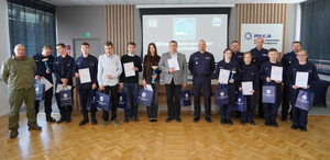 wspólne zdjęcie uczniów, którzy zwyciężyli