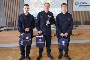 wspólne zdjęcie uczniów, którzy zwyciężyli