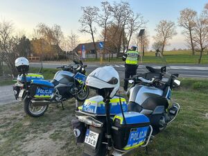 Policyjny motocyklista kontroluje prędkość