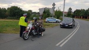 Policjant kontroluje trzeźwość motocyklisty