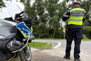 Policyjny motocyklista kontroluje prędkość